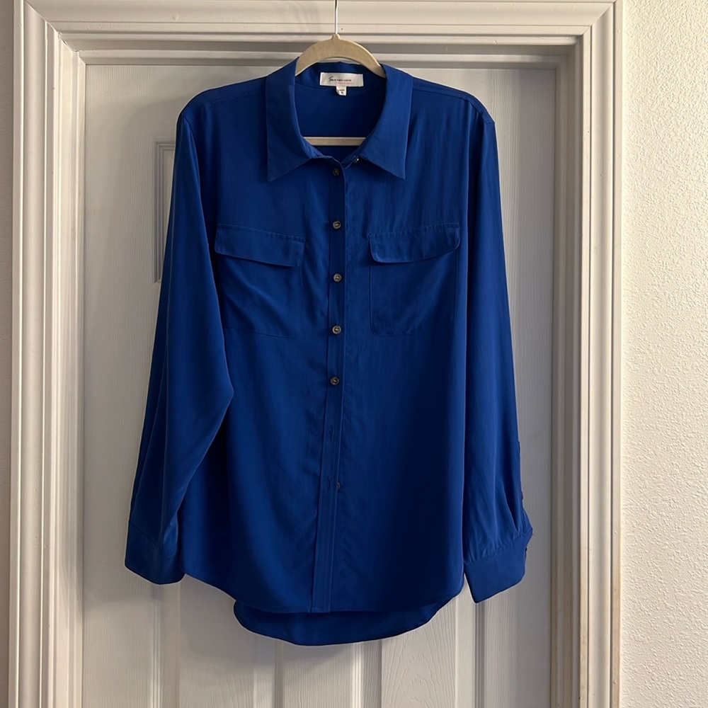 Two by Camuto shirt in beautiful blue color with long sleeves.